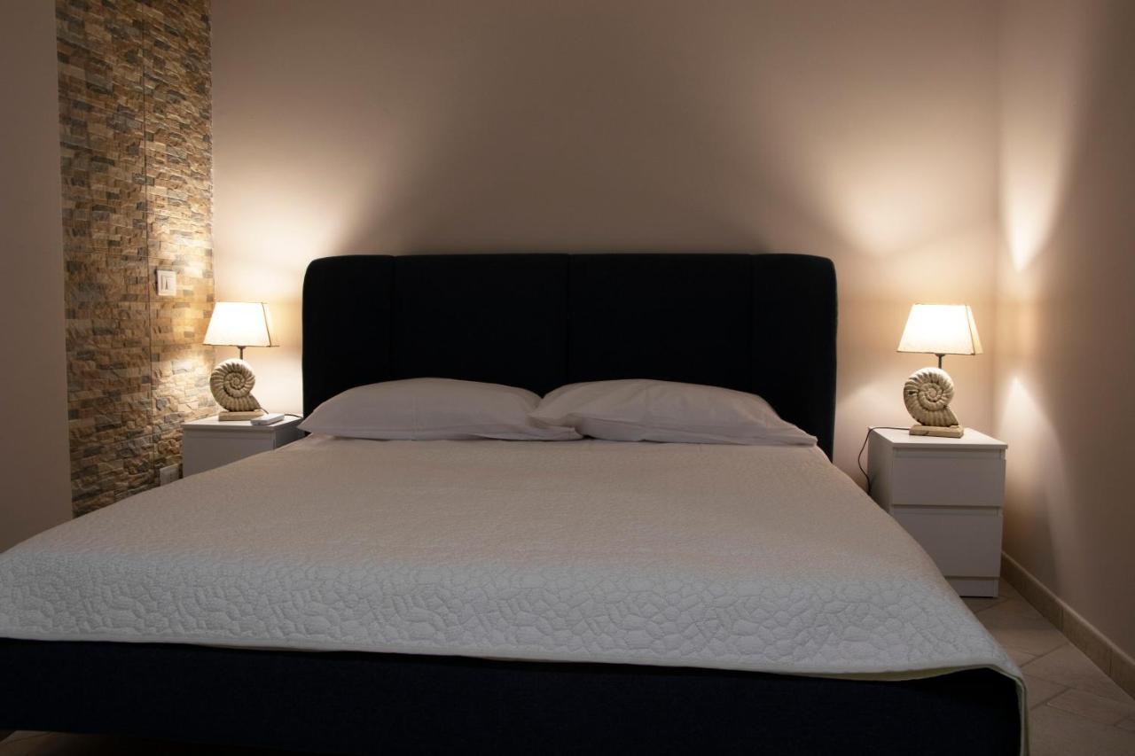 Athena Rooms With Private Spa 파키노 외부 사진
